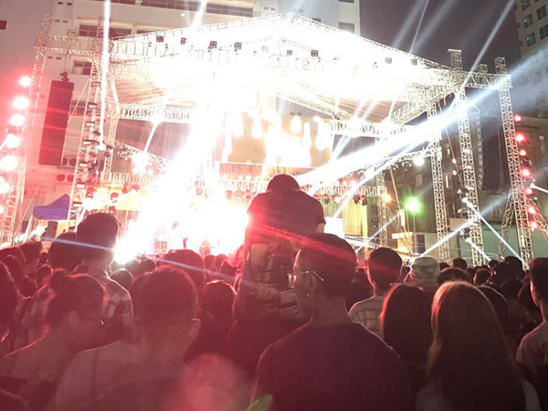Cô gái trèo lên cổ bạn trai để theo dõi concert khiến dân mạng chia làm hai phe tranh cãi nảy lửa