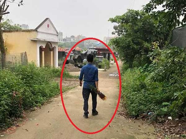 Đằng sau bức ảnh chàng trai trẻ cầm bó hoa cúc vàng, chậm rãi bước vào cổng nghĩa trang