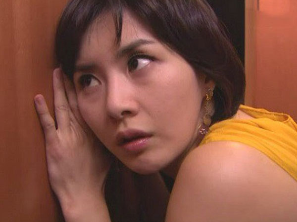Đứng ngoài cửa nghe được cuộc trò chuyện của mẹ chồng và chị chồng mà tôi rụng rời tay chân