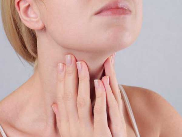 Đứng trước gương với 1 cốc nước: Cách tự kiểm tra mình có nguy cơ ung thư không