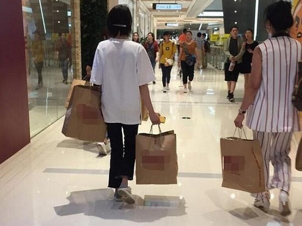Làm ơn mắc oán: Xách hộ bạn 7kg hàng từ Nhật về, cô gái tức điên vì bị bạn vu cho tráo sữa xịn, đưa sữa đểu bị móp hộp