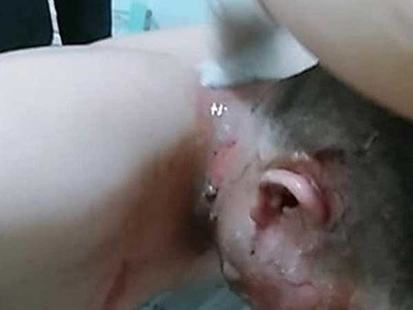 Mâu thuẫn với hàng xóm, quăng 'bom xăng' khiến 4 người bị thương