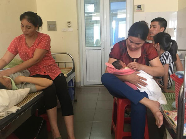 Nàng dâu vàng trong làng lấy chồng: Đi đẻ có hẳn 2 mẹ chồng theo hộ tống, chồng chăm con cẩn thận hơn cả phụ nữ