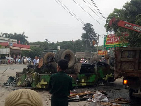 Nguyên nhân xe quân đội bị lật ngửa khiến hàng chục chiến sĩ bị thương