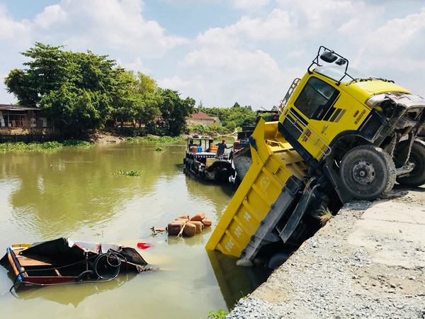 Tai nạn hi hữu: Xe ben chở đá rơi xuống sông trúng ghe bán hàng