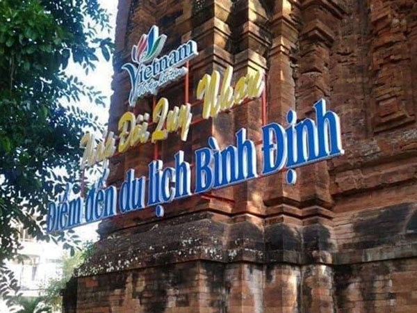 Tháp Chăm nghìn năm tuổi bị đóng khung thép để quảng bá du lịch