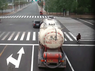 Video Góc thần chết ngủ quên: Người phụ nữ sống sót kỳ diệu sau khi bị cuốn vào gầm xe bồn