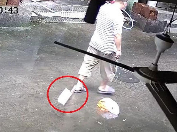 Video: Dao chặt thịt rơi từ tầng 3 chung cư, suýt trúng đầu người đi đường