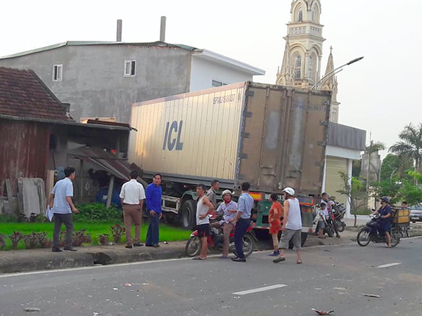 Xe container mất lái tông sập nhà dân