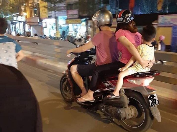 Cả gia đình dung dăng chở nhau đi chơi phố, vị trí ngồi của em bé khiến bao người trố mắt kinh ngạc