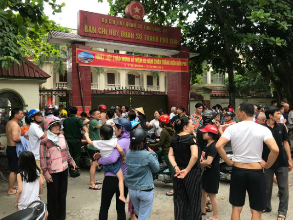 Cháy ở trường mầm non, người dân phá cổng vào sơ tán hàng trăm trẻ nhỏ