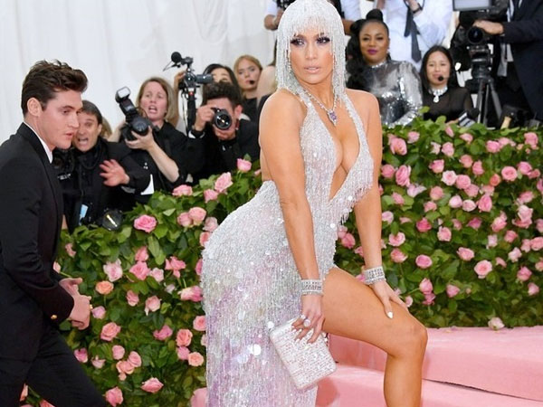 Dàn mỹ nhân diện trang phục hở ngực ở Met Gala 2019