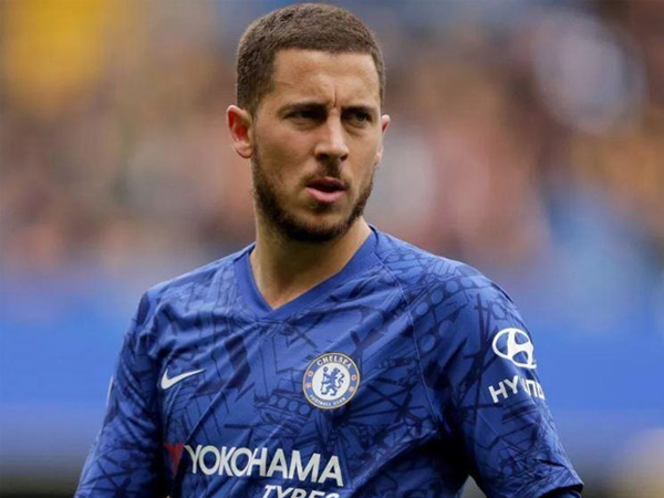 Hazard lắc đầu khi CĐV cầu xin ở lại Chelsea mùa tới