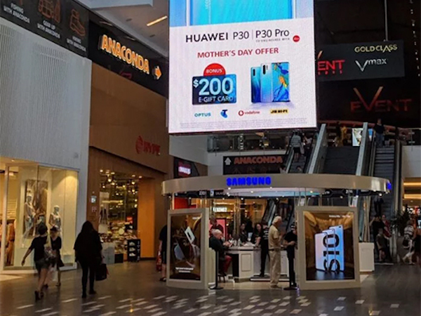 Huawei treo quảng cáo P30 Pro ngay trên gian hàng Samsung