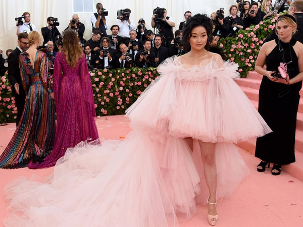 Lần đầu dự Met Gala, cô gái mồ côi gốc Việt tỏa sáng như viên kẹo ngọt giữa dàn sao siêu 'chặt chém'