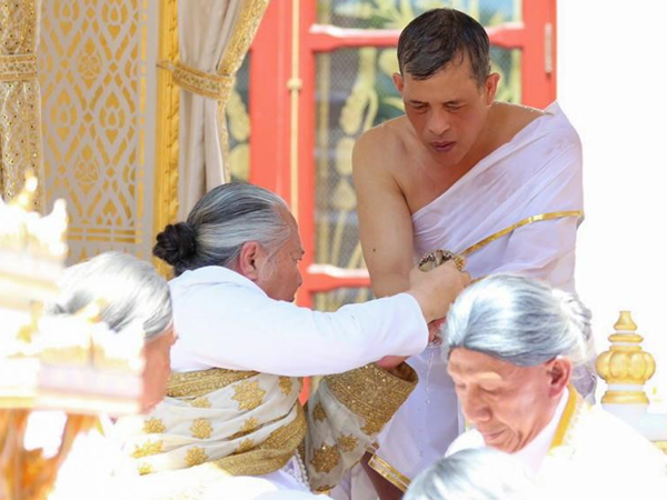Lễ đăng cơ hé lộ mối quan hệ trong hoàng tộc Thái Lan