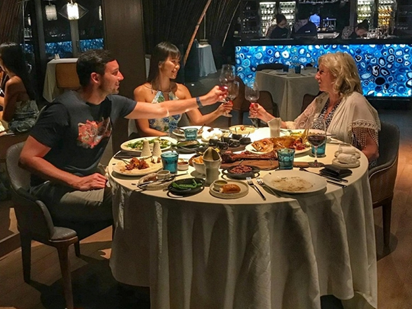 Ngưỡng mộ mối quan hệ mẹ chồng - nàng dâu của siêu mẫu Hà Anh và cách ứng xử cực thông minh, khéo léo xóa tan định kiến 'khác máu tanh lòng'