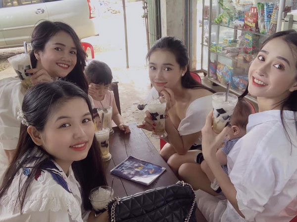 Nhìn những hình ảnh này, cư dân mạng đồn đoán Nhã Phương soán ngôi 'thần tiên tỉ tỉ' của HH Đặng Thu Thảo