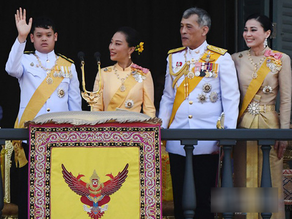 Quốc vương Thái Lan cùng gia đình ra mắt công chúng, kết thúc lễ đăng quang kéo dài 3 ngày nhưng đây mới là nhân vật 'chen ngang' hồn nhiên nhất trong suốt sự kiện