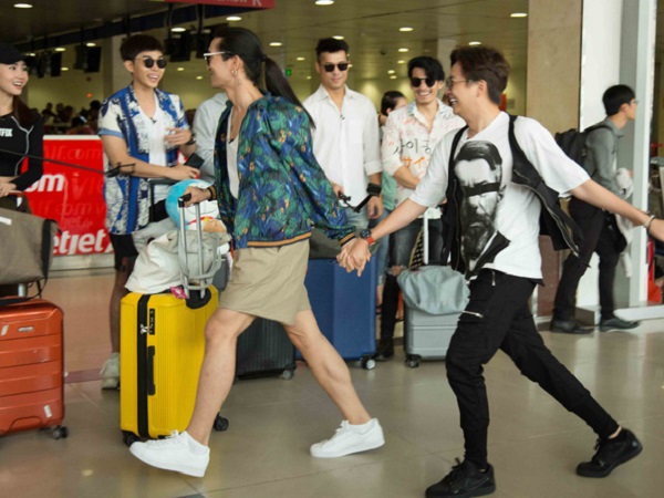 Running Man Việt: BB Trần nắm chặt tay Ngô Kiến Huy cùng cả đội 'thẳng tiến' Nha Trang
