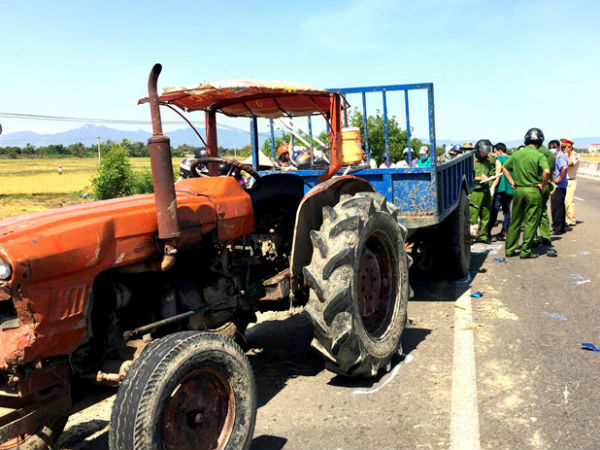 Tông vào đuôi xe máy cày, 2 mẹ con tử vong