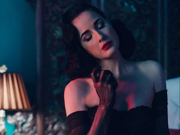 Vẻ đẹp nuột nà của vũ nữ thoát y quyến rũ nhất thế giới Dita Von Teese