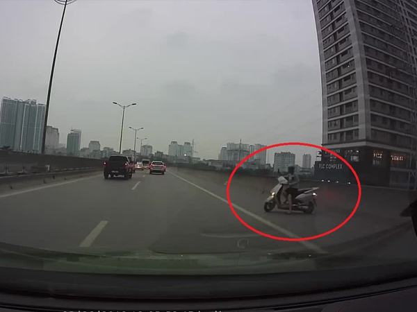 Video: 'Ninja Lead' định quay đầu đi ngược chiều trên cao tốc