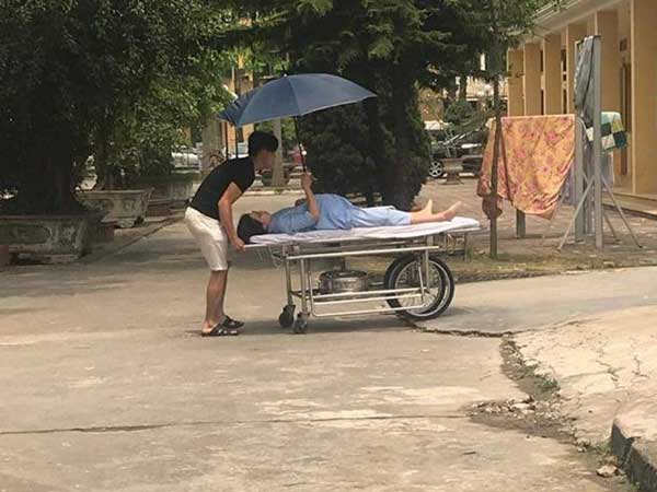 Vợ bụng bầu che ô cho chồng loay hay đẩy xe vào phòng sinh