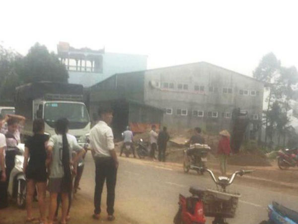 Xúc cát đi bán, tá hỏa thấy người đàn ông ôm gối chết trong đống cát