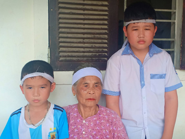 Bố mất chưa giỗ đầu thì mẹ cũng qua đời, hai đứa trẻ 6 và 13 tuổi sống côi cút, đói ăn bên bà ngoại già yếu