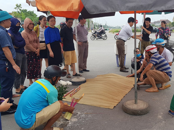 Bố vật vã khóc bên thi thể con bị xe cán chết trên đường đi thi về