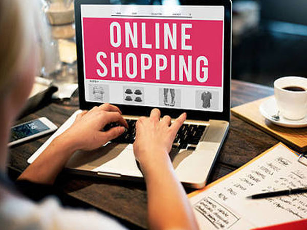 Công an mua bán online trong giờ làm việc có thể bị kỷ luật