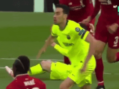 Messi 'im hơi lặng tiếng' vì bị hậu vệ Liverpool dằn mặt từ đầu trận?