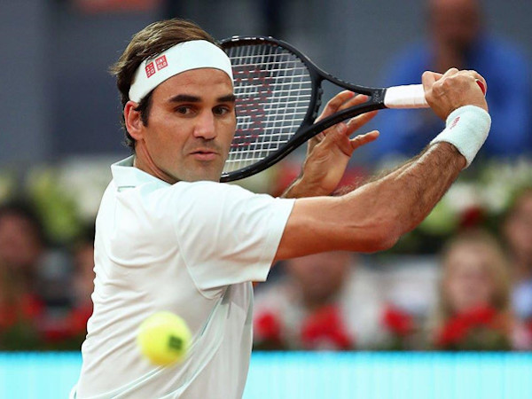 Roger Federer thắng trận đầu tiên trên sân đất nện sau 3 năm