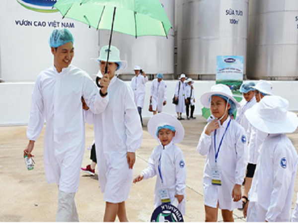 'Siêu' nhà máy đón những vị khách sữa học đường 'nhí'