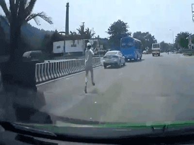 Video: Ô tô con 'thông chốt' bất ngờ, nhân viên trạm thu phí tức tốc đuổi theo