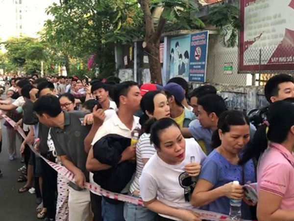 Xếp hàng 'rồng rắn' đăng ký tiêm vắc - xin dịch vụ