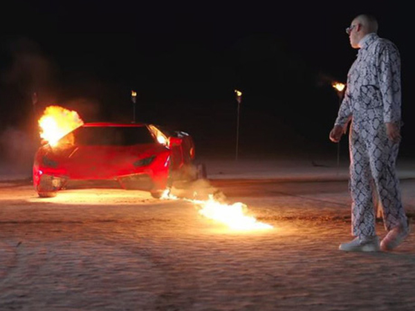 Bắt chước video ca nhạc, 3 đứa trẻ đốt xe Lamborghini của bố