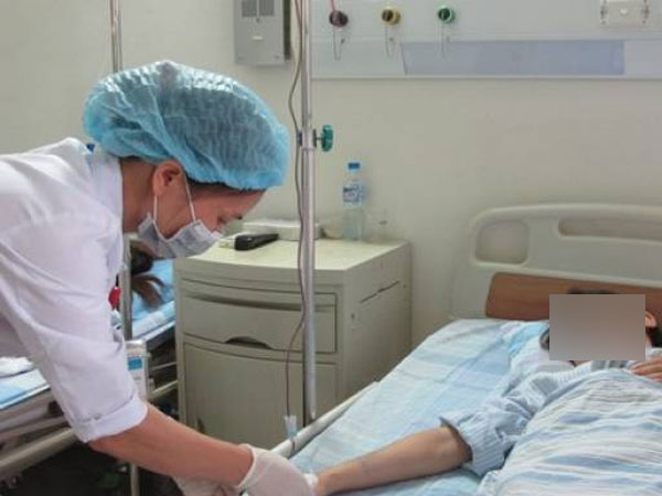 Bệnh nhân ung thư phổi phải mua thuốc giá cao gấp 7 lần do thiếu thuốc