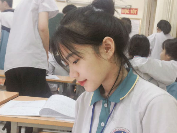 Bị chụp lén mà vẫn đẹp xuất sắc, nữ sinh 10X Chuyên Thái Nguyên 'nổi như cồn' chỉ sau một đêm