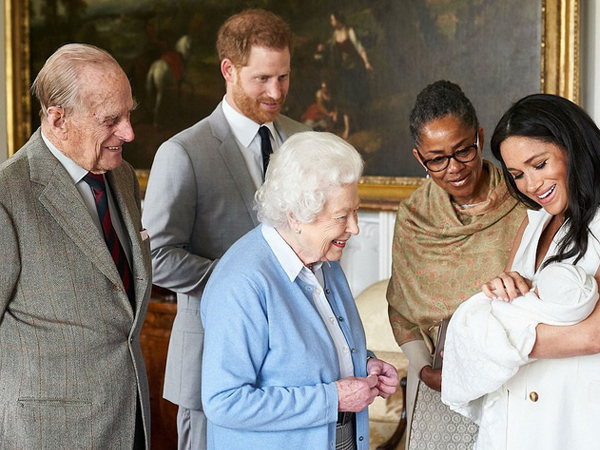 Con trai đầu lòng của Meghan đã tạo nên khoảnh khắc chưa từng có trong bức hình 'lịch sử', đánh dấu mốc quan trọng của Hoàng gia Anh ở điểm đặc biệt này