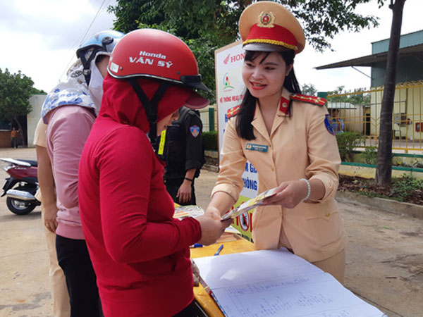 CSGT ra đường đổi hàng ngàn mũ bảo hiểm cho người dân