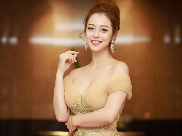 Đang dẫn chương trình, Jennifer Phạm đột ngột ngất xỉu, đập đầu chấn thương phải cấp cứu