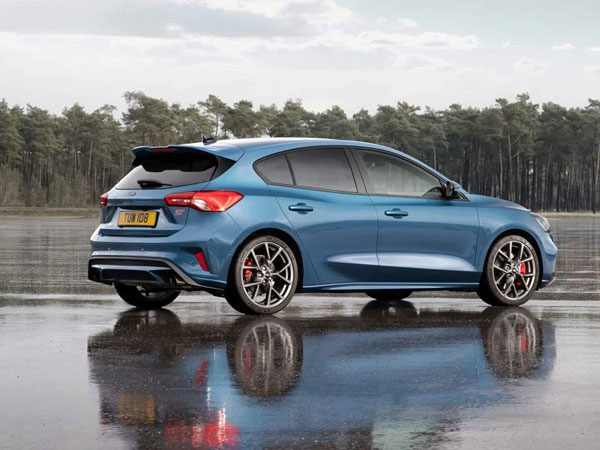 Ford Focus ST mạnh ngang ngửa Mustang, giá từ 38.600 USD