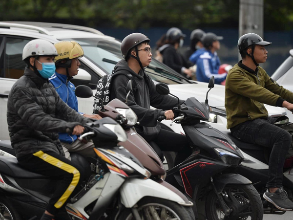 Giữa trưa Hè mà lạnh như chớm Đông, nhiều người dân Thủ đô phải khoác áo ấm, co ro đi trên đường