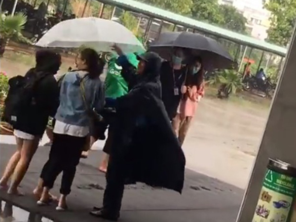 Lại thêm một bác bảo vệ 'có tâm' khiến dân mạng 'phát cuồng': Cầm ô chạy đi chạy lại giữa trời mưa để đưa đón sinh viên từ nhà xe vào lớp học