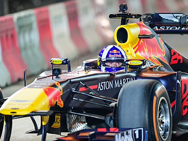 Lý do xe đua F1 không có túi khí