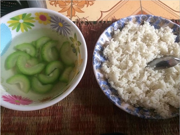 Hội chị em rơi nước mắt khi chứng kiến mâm cơm cữ chỉ có bát cơm trắng và canh suông