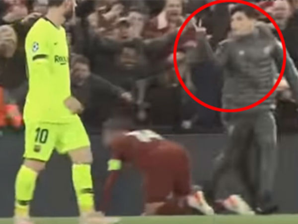 Sự nhanh trí của cậu bé nhặt bóng giúp Liverpool thắng Barca