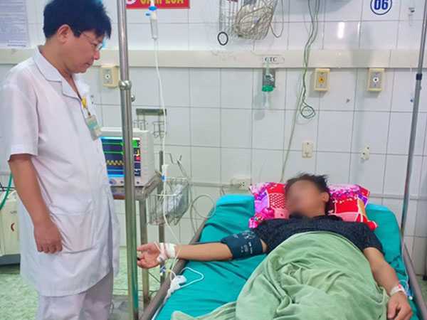 Tiếp đãi bạn rượu quý, cả 2 cùng nhập viện nguy kịch